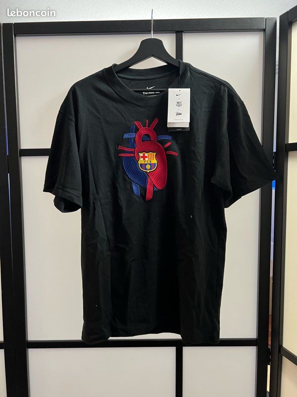 T-shirt Nike patta fcb neuf taille S Vêtements