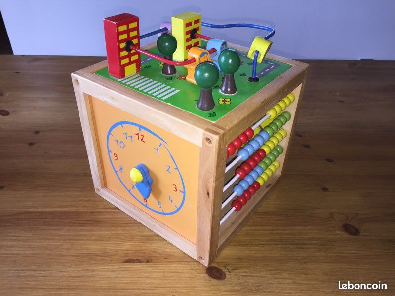 Cube d’activité en bois (image 1)