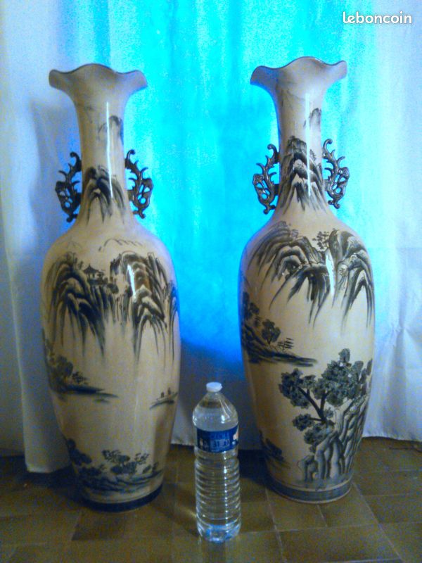 Paire de vases potiches asiatiques motifs bleu-gris sur porcelaine craquelée fond gris clair (image 2)