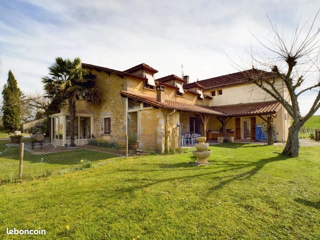 Maison 16 pièces 319 m² · à Villefranche-de-Lonchat · 319 m² · 450 000 €