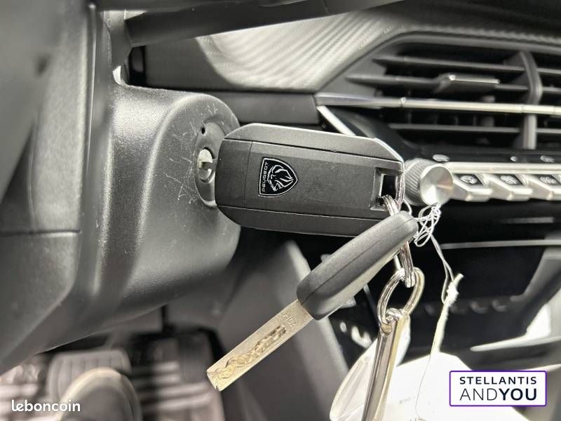 Peugeot 2008 Hybrid 145 ch e-DCS6 Allure (image 20)