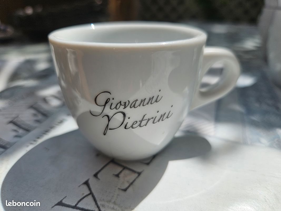Lot de 20 petites tasses blanches prfessionnelles, 28 soucoupes blanches, 3 soucoupes noires (image 2)