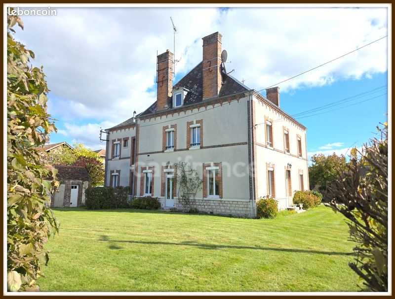 Maison 10 pièces 266 m² · à Varennes-Changy · 266 m² · 369 000 €