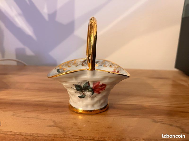 Petit panier en porcelaine blanche et dorures (image 1)