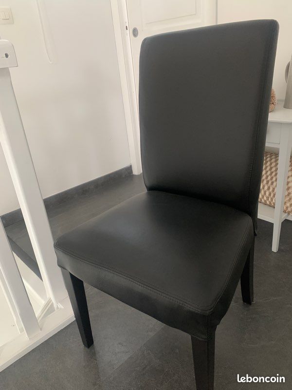Chaise noire en cuir synthétique (image 3)