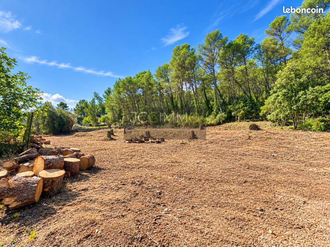 Terrain 3348 m² · à Carnoules · 3 348 m² · 129 000 €