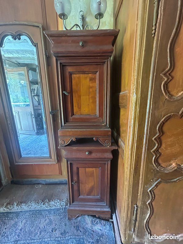 Paire de tables de nuit anciennes en bois massif (image 1)