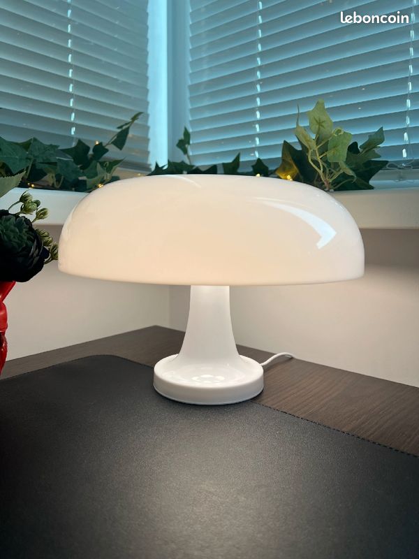 Livraison offerte - Lampe de table blanche design champignon avec variateur de luminosité (image 1)