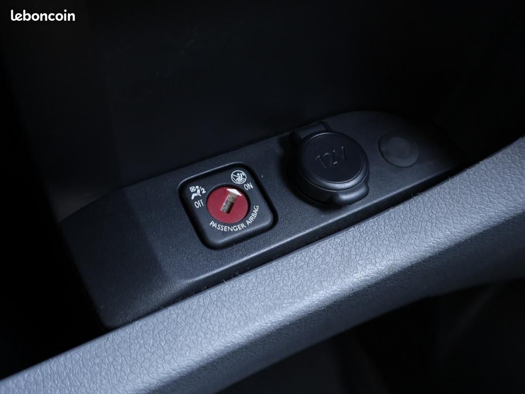 Peugeot Expert FOURGON FGN TOLE STANDARD BLUEHDI 145 S&S BVM6 PREMIUM (image 25)