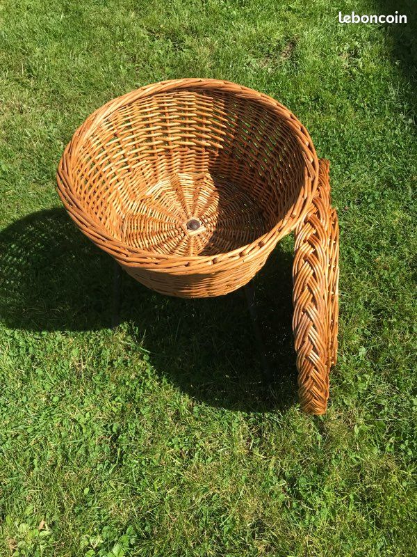 Table à ouvrage en rotin (image 1)