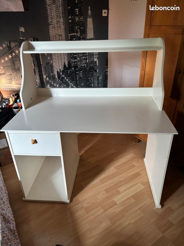 Bureau (image 1)