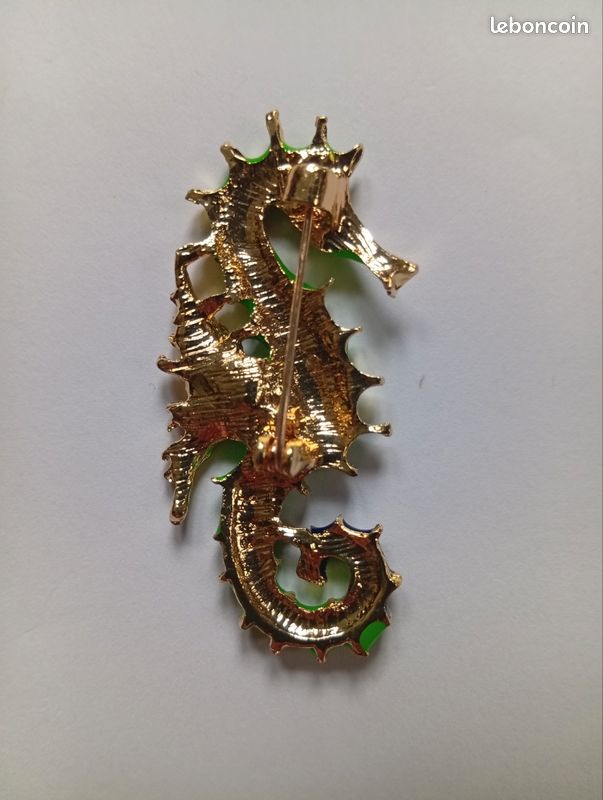 Broche Hippocampe Strass Cristal Vert & Bleu – Bijou Fantaisie Poisson De Mer, 6 X 2,8 Cm, Cadeau Marin Élégant