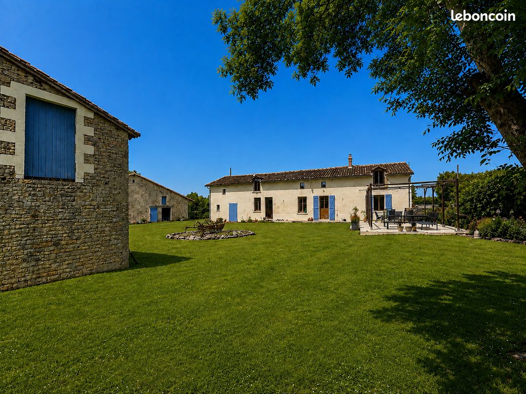 Maison 7 pièces 179 m² · à Saint-Coutant · 179 m² · 250 000 €