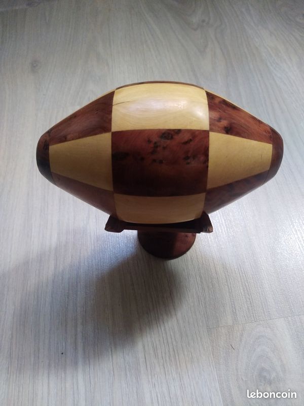 Ballon de rugby en bois (image 1)