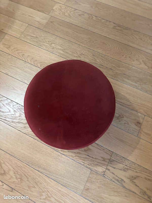 Pouf Monoprix en velours bordeaux avec base dorée (image 3)