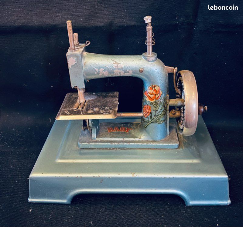 MACHINE A COUDRE MANUELLE D'ENFANT EN FONTE BRUNONIA CIRCA 1870