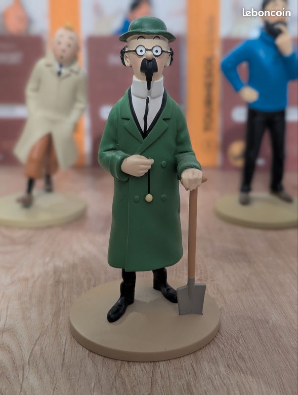 Lot - A Moulinsart Tintin figurine and model street lamp, 2016