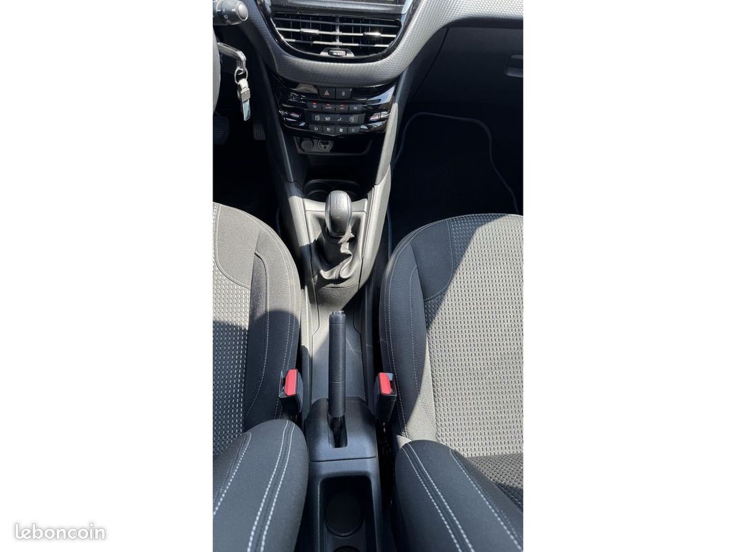 PEUGEOT 208 1.2i 12V - 82 Style (image 23)
