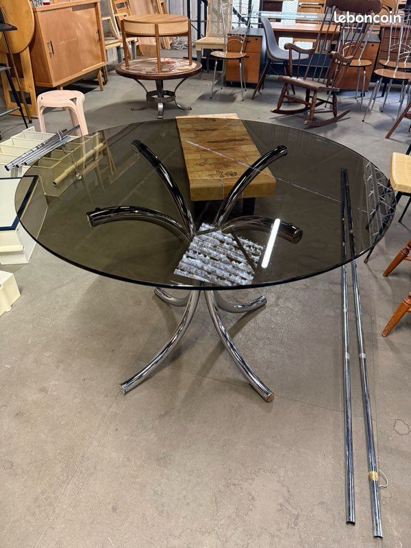 Table à manger ronde vintage italienne – verre fumé & piètement chromé sculptural – années 70 (image 6)