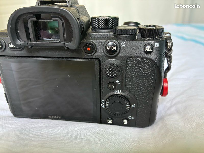 Sony A7R IV– 61 mp – 19 450 expositions – boîte + 2 batteries (image 4)