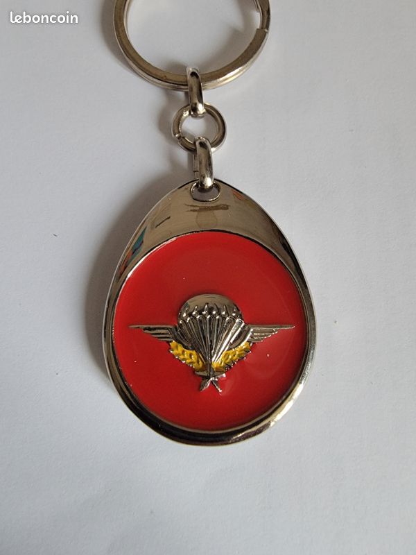 MÉDAILLE MILITAIRE INSIGNE brevet de parachutiste attribué 498 657