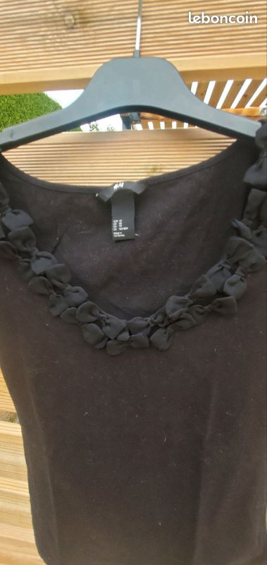 T-shirt noir H&M en XS (image 2)