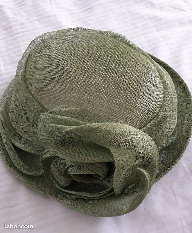 Chapeau de cérémonie vert en paille (image 1)
