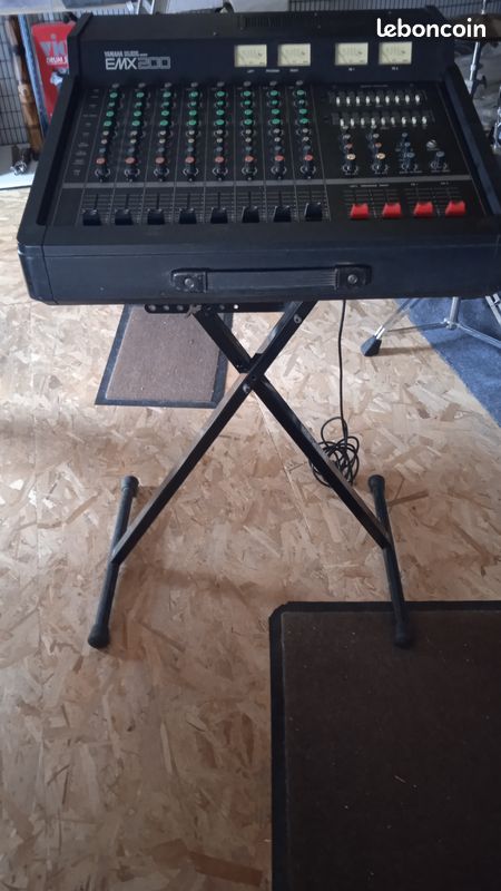 Yamaha Table de mixage vintage EMX200 Analogique (image 1)