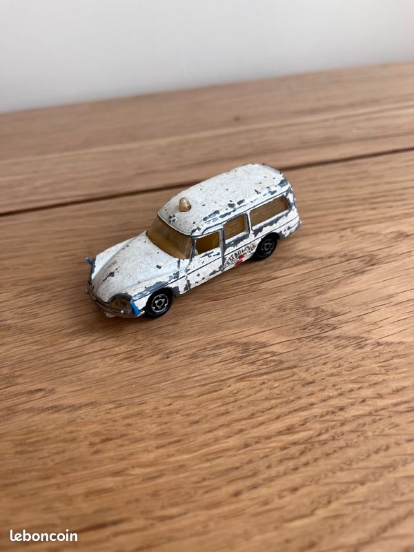 Ambulance ds 21 majorette 206 petite voiture figurine (image 1)