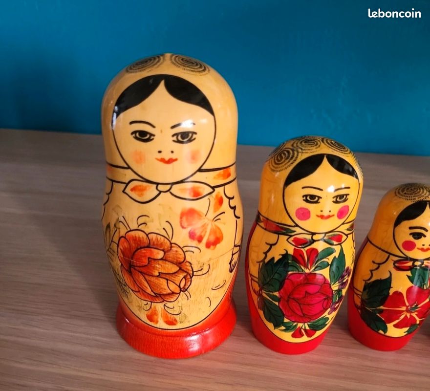 Poupées russes avec 3 figurines