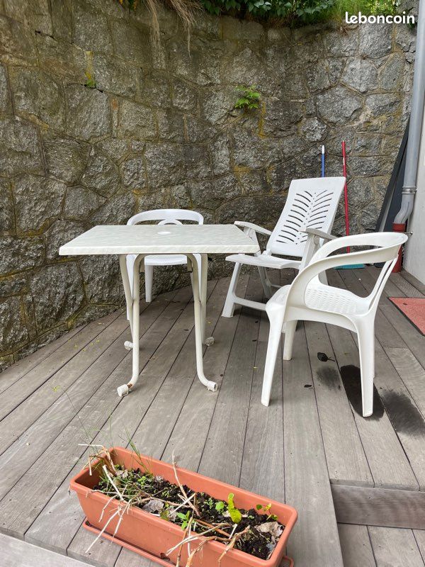 Table extérieure et deux chaises (image 2)