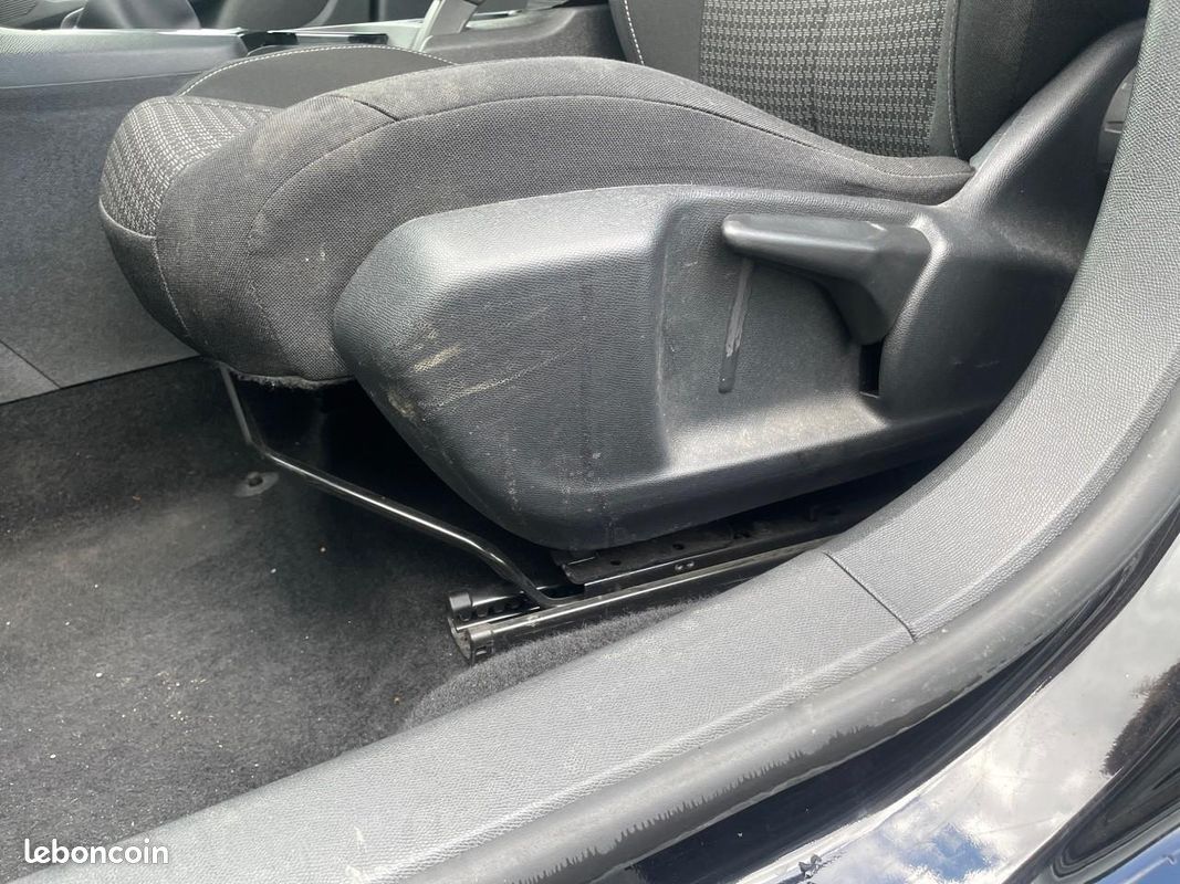 PEUGEOT 308 SW AFFAIRE 1.5 BlueHDi 130 Active Business (image 19)