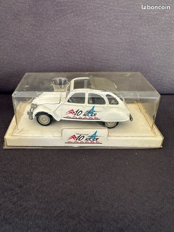 Modèle Réduit Norev Renault 4 L Correios Portugal – Échelle 1/43, Couleur Rouge, En Boîte D'origine Neuve