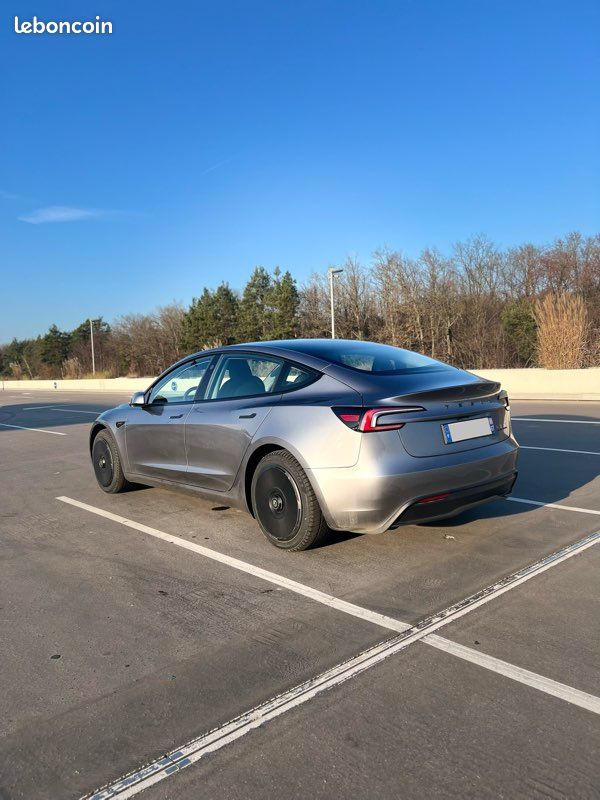 Tesla Model 3 Grande Autonomie AWD (transmission intégrale) – Quicksilver – 2026 – 13 000 km (image 2)