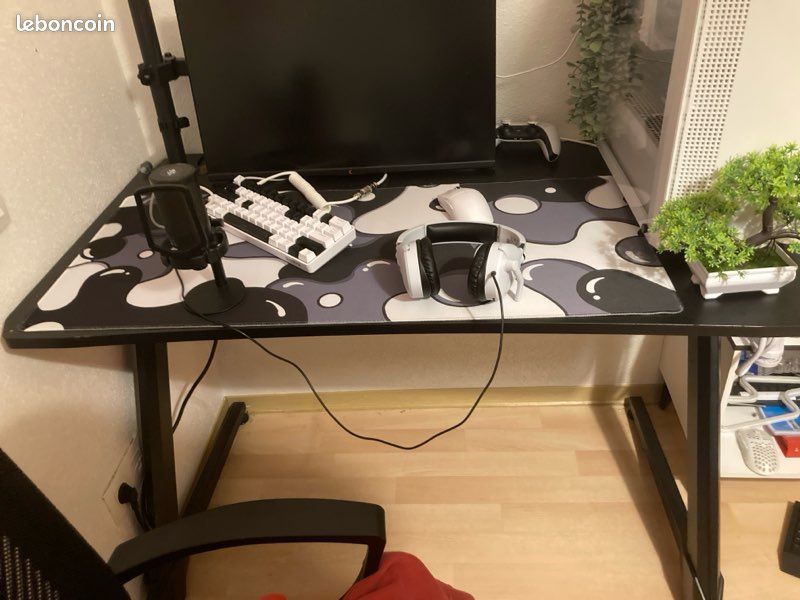 Bureau gaming (image 1)