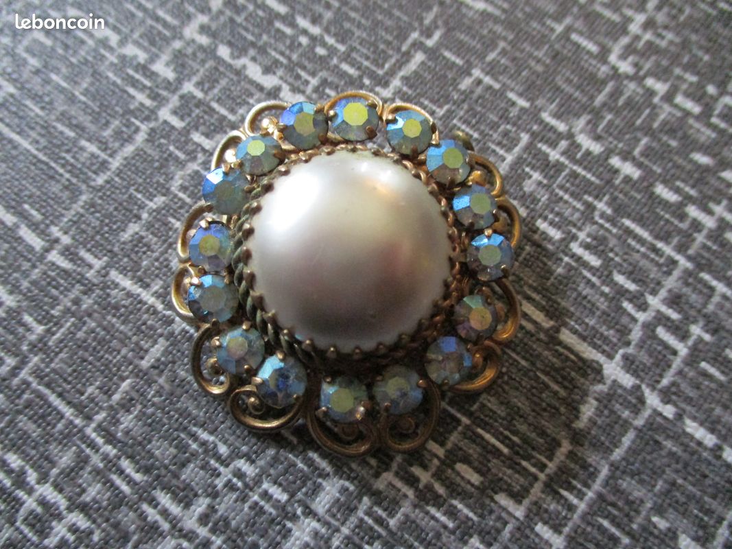 Belle Broche Vintage Ancienne En Métal Doré - Cabochon Nacré Avec Cristaux Boréalis