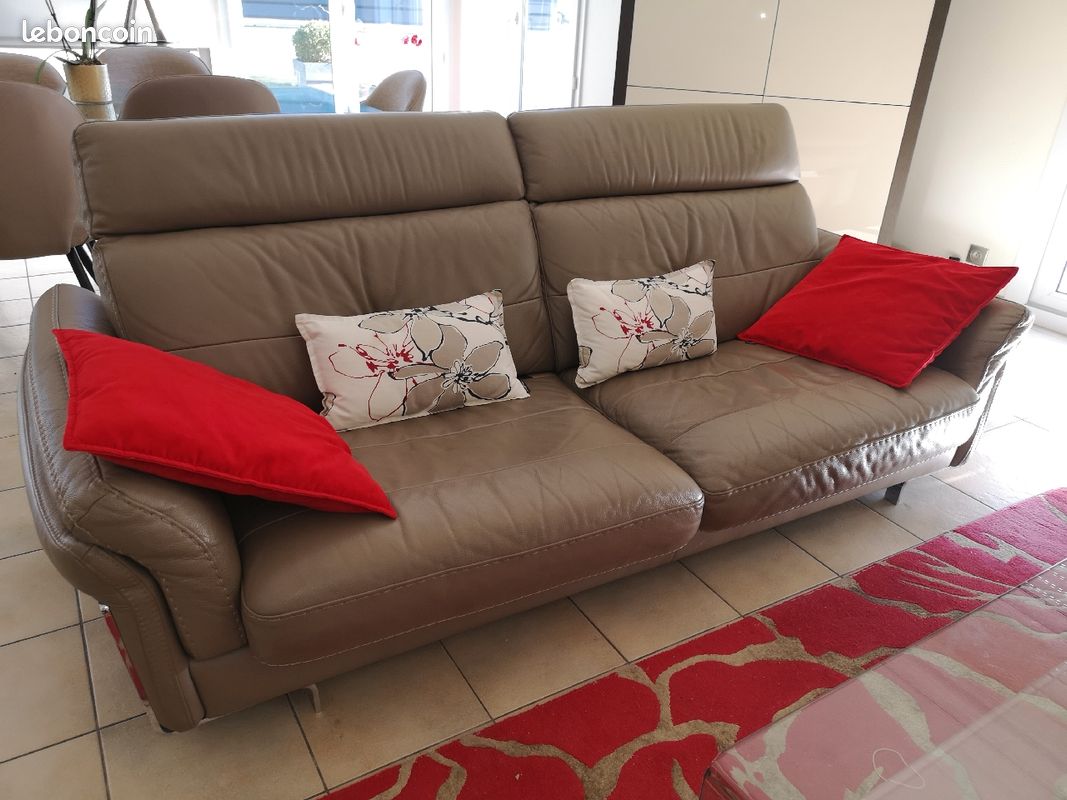 Vend canapé 3 places + pouf en cuir (image 2)