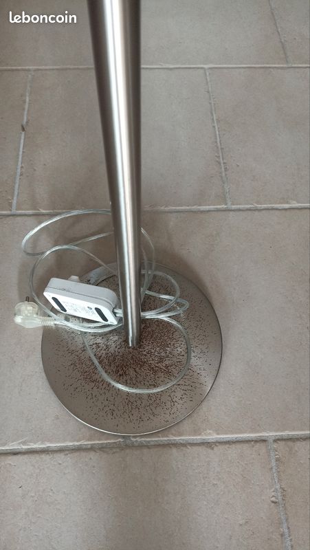 Vend lampe sur pied en métal avec abat-jour gris .A prendre sur place (image 3)