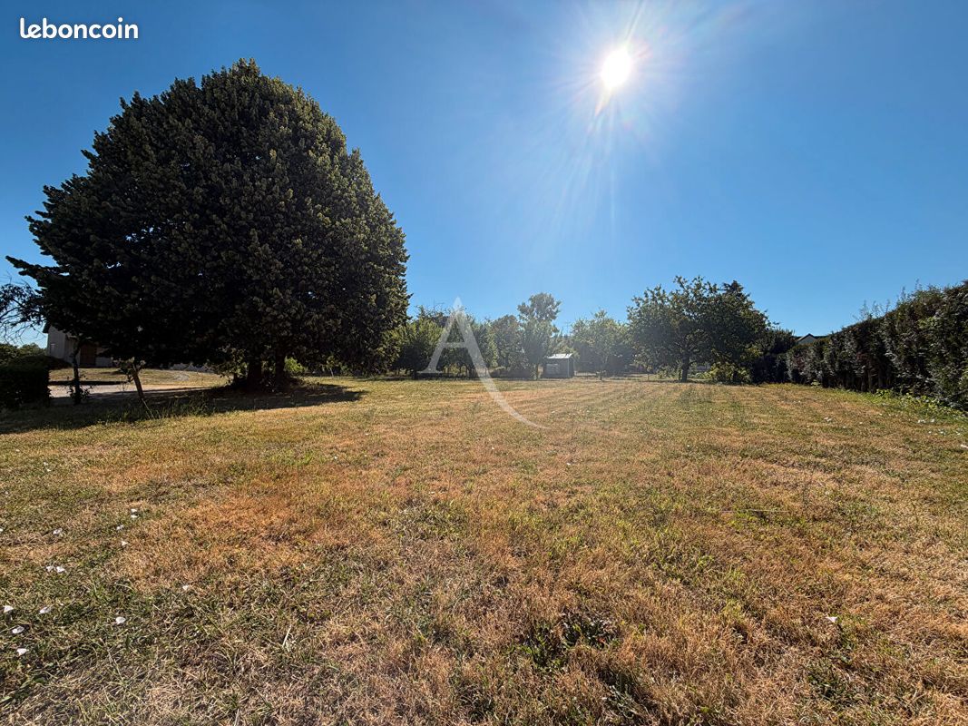 Terrain 1215 m² · à Lux · 1 215 m² · 115 000 €