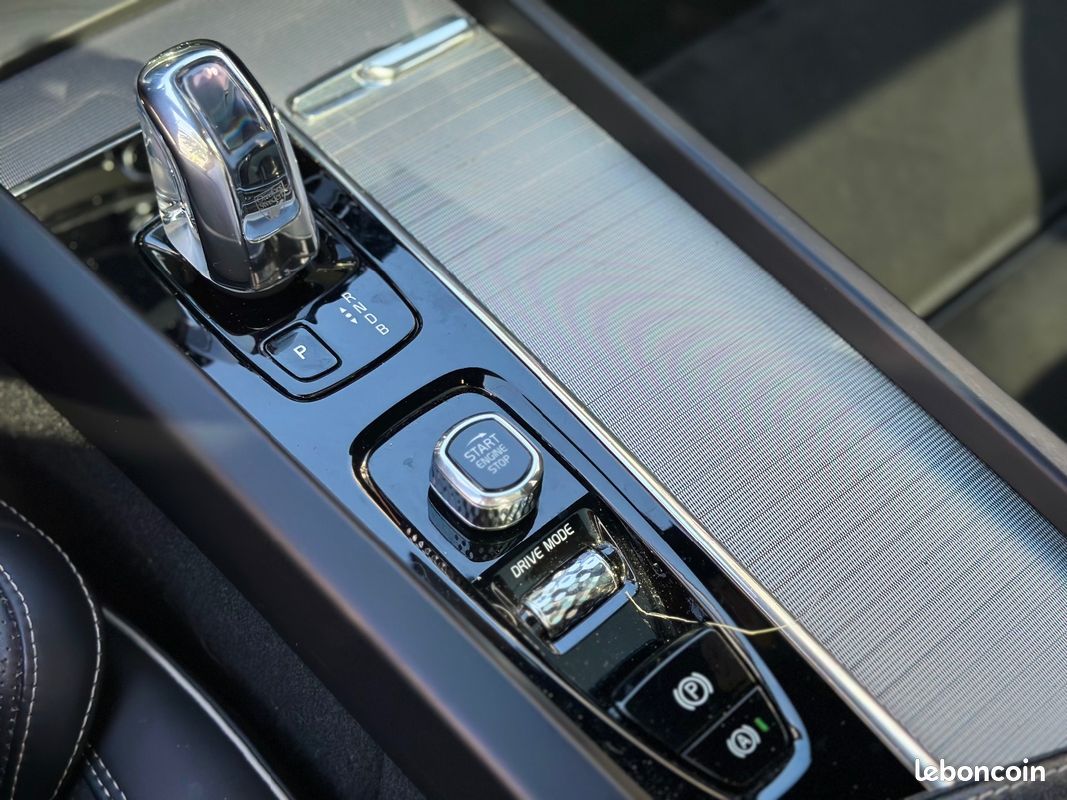 VOLVO XC60 T8 Twin Engine 303 ch + 87 ch Geartronic 8 R-Design /. TOIT OUVRANT / SIÈGES ET VOLANT CHAUFFANT / (image 13)