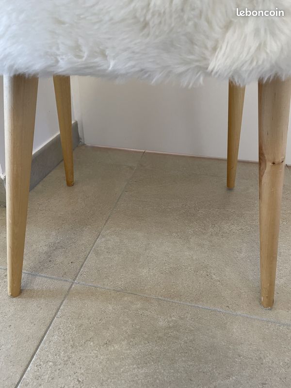 Chaise fausse foutrure pieds bois (image 5)