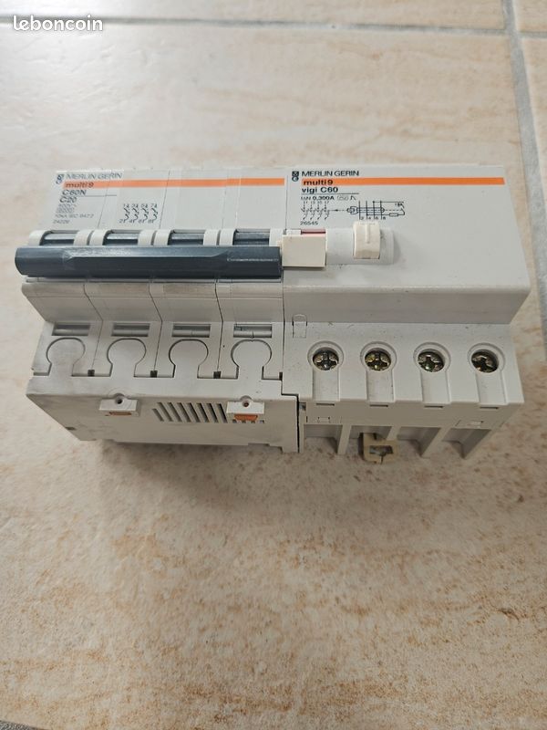 Disjoncteur différentiel – Merlin Gerin C60N – C6 – 24348+26522