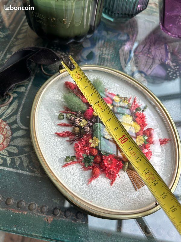 Cadre ovale ancien avec verre bombé , en résine , bouquet de fleurs en soie - France