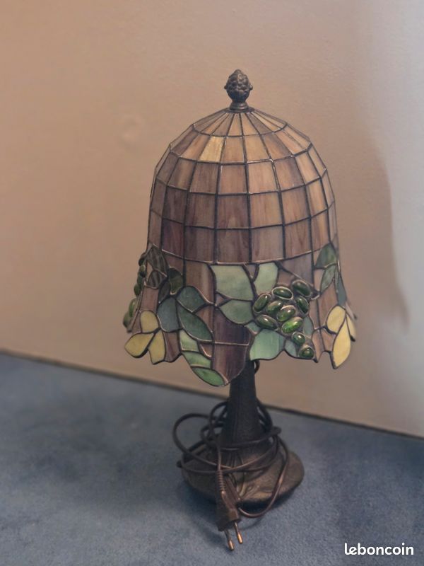 Lampe pâte de verre décorée avec pied en bronze décoré (image 1)