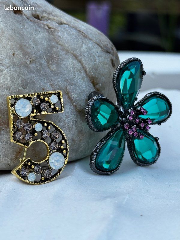 Belle broche grande fleur couleur or émail bleu noir cristaux