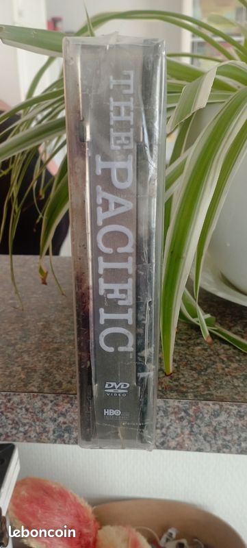 Coffret DVD the Pacific boite métal (image 2)