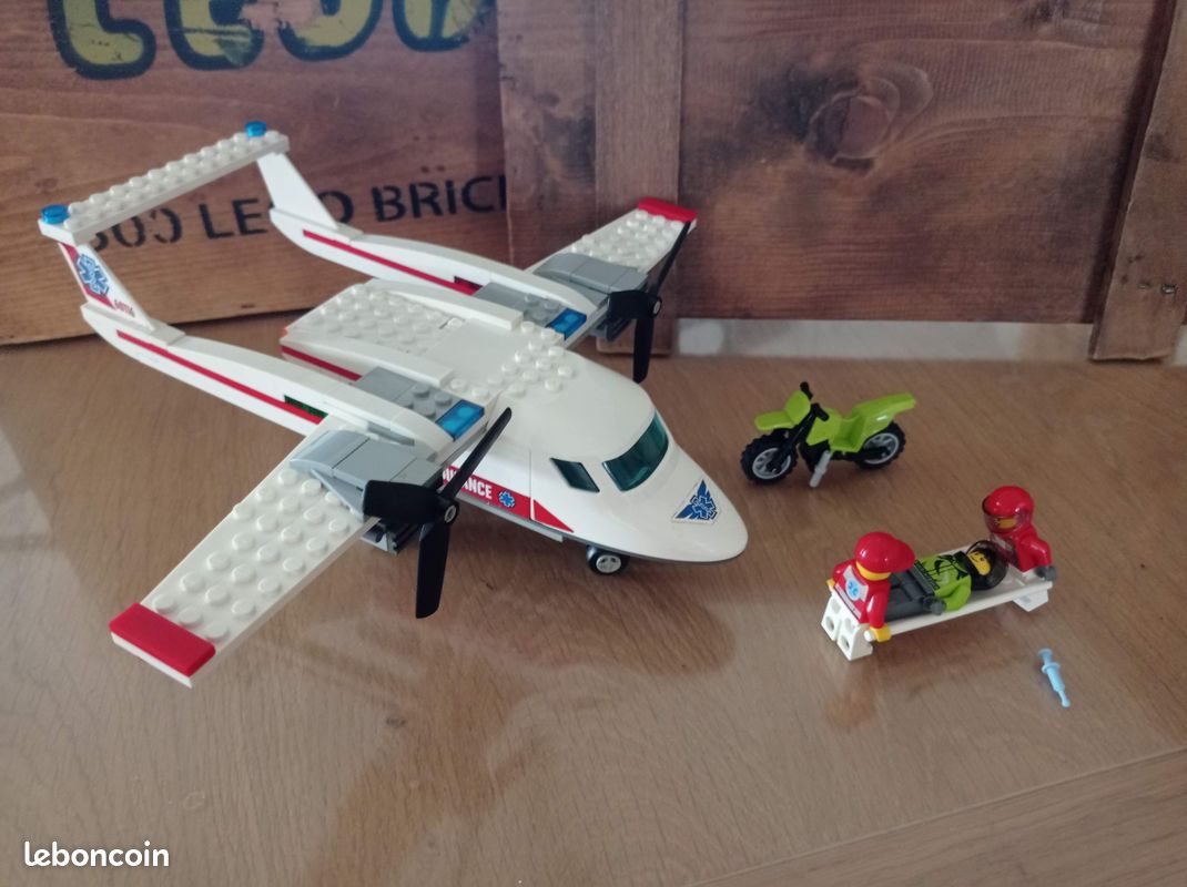 LEGO City L'avion de secours 60116 (image 1)
