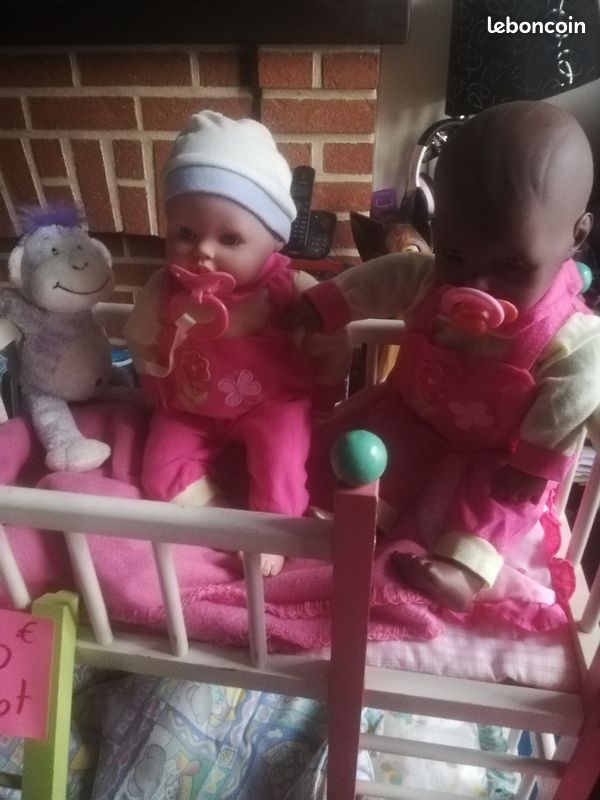 Lot de 2 poupées avec lit, accessoires et vetements (image 2)