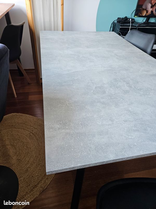 Table à manger 6 à 8 personnes style béton noir - excellent état (image 2)
