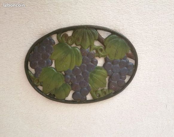 Ancien dessous de plat en fonte émaillée .Décors vigne